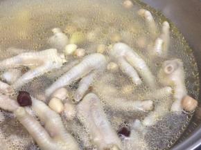 煮好后的鸡脚，在关火浸泡十五分钟