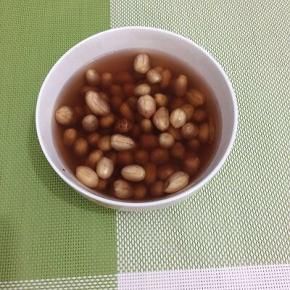花生米洗净，浸泡三个小时备用