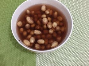 花生米洗净，浸泡三个小时备用