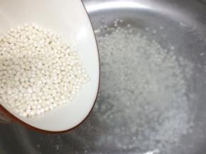 炀锅里倒入适量的水烧开，将西米倒入锅中，先用大火煮，要随时搅拌下，煮到10分钟左右后，变的透明了，剩下一点点白色点，这时改用小火煮煮三分钟左右