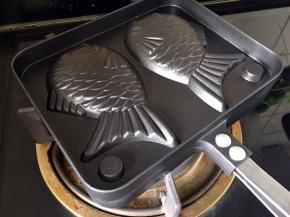 将鲷鱼烧模具盖好，继续小火每面加热2至3分钟，观察上色情况，待都烤成金黄色即可。