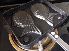 将鲷鱼烧模具盖好，继续小火每面加热2至3分钟，观察上色情况，待都烤成金黄色即可。