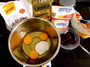 食材备用。鸡蛋中直接加入砂糖。