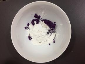 紫薯放在碗中加入木薯粉