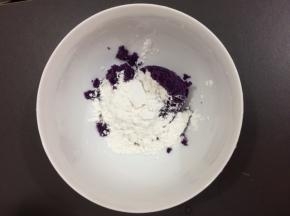 紫薯放在碗中加入木薯粉