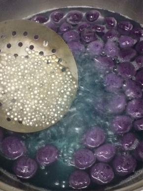 最后倒入西米，在煮五分钟