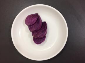 紫薯洗净去皮切成薄片