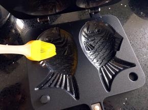 鲷鱼烧模具用刷子把两面鱼形内壁涂少量食用油。