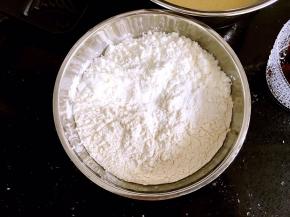 所有粉类混合称重。