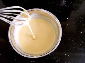 不要过度搅拌，避免出面筋。盖保鲜膜静置30分钟。