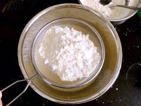 粉类过筛到搅打均匀的蛋液中。