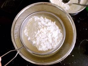 粉类过筛到搅打均匀的蛋液中。