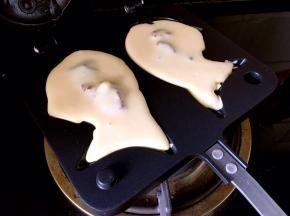 再倒入一小勺面糊覆盖上馅料。