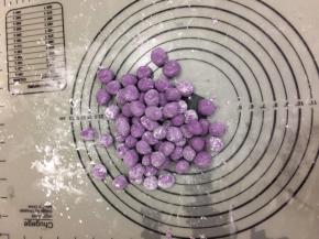 然后用手搓成小球