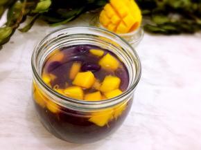 捞出上面放上芒果