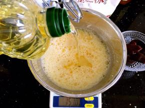 加入玉米油搅打均匀。