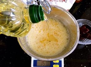 加入玉米油搅打均匀。