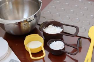 1.将黄油切小块室温软化