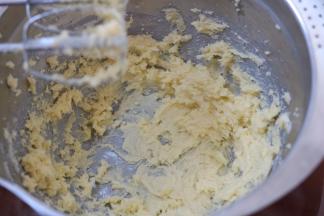 2.将软化好的黄油低速打散后筛入糖粉打至顺滑成