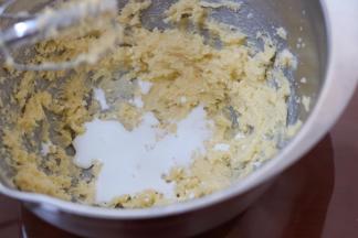 3.分三次加入牛奶，每加一次用打蛋器搅打均匀再加下一次