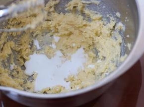3.分三次加入牛奶，每加一次用打蛋器搅打均匀再加下一次