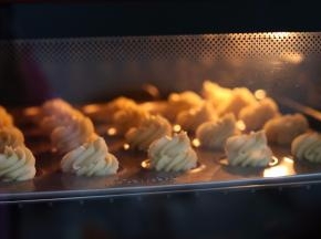 6.放入预热好的烤箱内180度15分钟