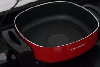 2.中火，锅内放入油