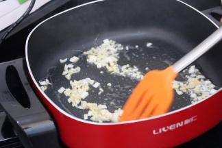 3.倒入葱姜蒜炒香