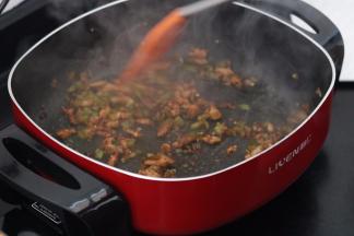 6.加入豆瓣酱 老抽 料酒炒匀