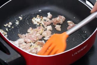 4.加入肉末炒熟