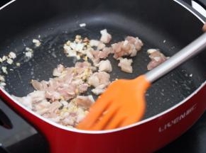 4.加入肉末炒熟
