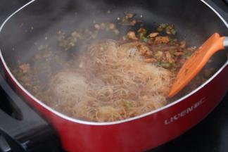 7.再加入泡好的粉丝 加入适量的热水 稍微煮一下