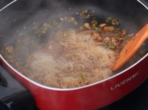 7.再加入泡好的粉丝 加入适量的热水 稍微煮一下