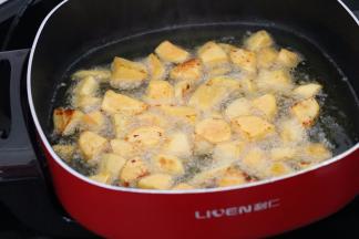 1.红薯去皮切滚刀块，炒锅里倒入足够的植物油。油温5成热的时候（红薯放进去会有小气泡）开始炸