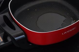 3.锅内留少许油 小火（一定要小火）