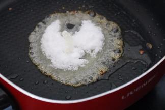 4.把糖 倒入锅中不停地搅拌