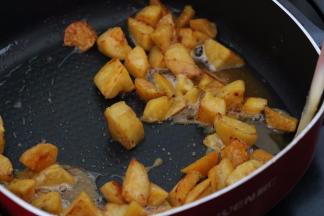 6.把炸好的红薯倒进锅里 快速的拌均匀 让每一块红薯都挂上浆