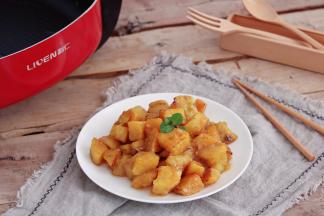 7.趁热装盘（盘子上刷点香油更好后期清洗）