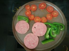 2.小番茄 青椒 火腿片入炒锅煸炒下水份（不用完全煸炒至水份全无）