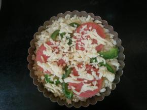 3.将火腿蔬菜铺在米饭上撒上马苏里拉芝士