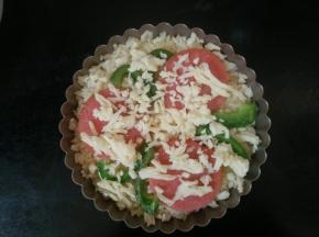 3.将火腿蔬菜铺在米饭上撒上马苏里拉芝士