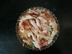 4.将提前烤好的鸡腿撕块放上