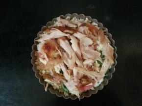 4.将提前烤好的鸡腿撕块放上