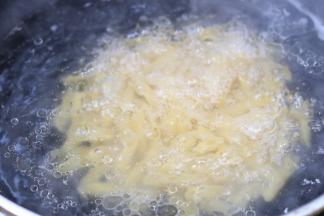 2.锅内放入适量的水，加入少许盐和橄榄油尽可能多一点 水开后煮空心粉15-20分钟