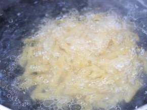 2.锅内放入适量的水，加入少许盐和橄榄油尽可能多一点 水开后煮空心粉15-20分钟