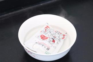 4.把番茄罗勒酱料包用热水泡3分钟