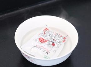 4.把番茄罗勒酱料包用热水泡3分钟