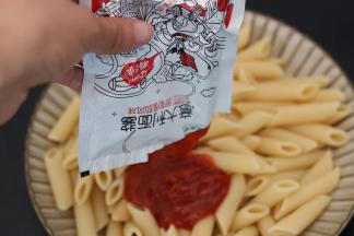 5.倒入空心粉中拌匀即可