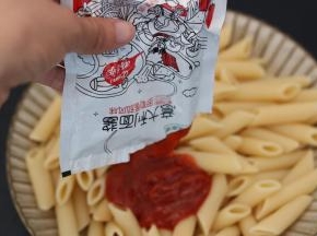 5.倒入空心粉中拌匀即可