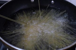 2.煮一锅水，放入适量的盐。水开后放入意大利面